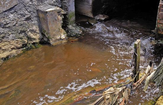 水体污染的类型怎样划分？什么是自然污染和人为污染？